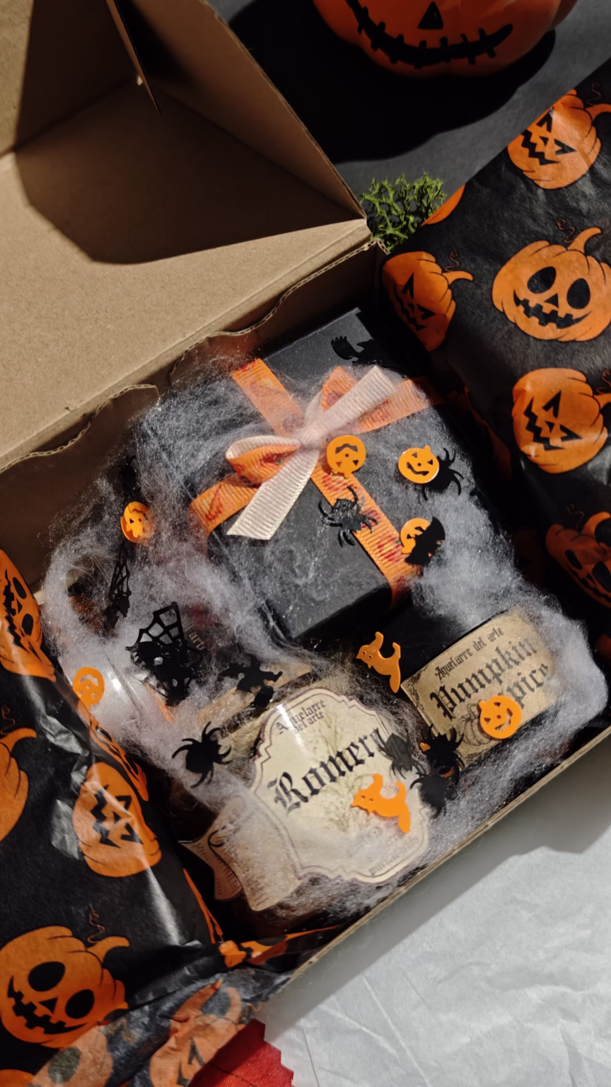 Caja real de una edición otoñal anterior de Aquelarre del Arte, abierta con envoltorio de calabazas
