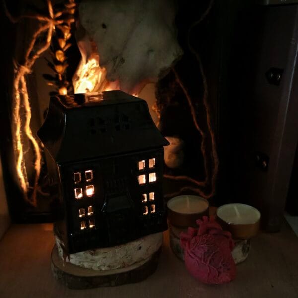 Quemador Gótico Casa Embrujada – Kit "Murder House" con Wax Melts de Incienso y Cedro