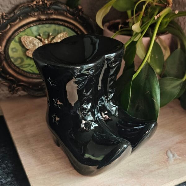 2026/03/1000132517-1-scaled.jpg Quemador de Esencias "Botas de Bruja" - Pack Wax Melt y Velas