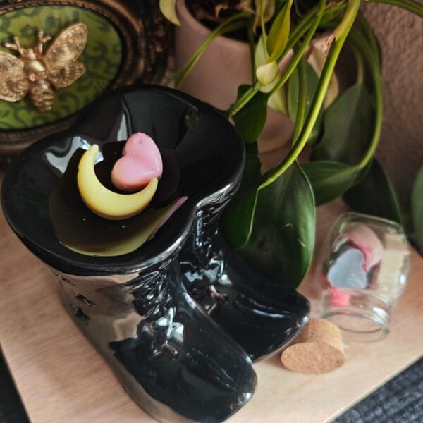 2026/03/1000132522-scaled.jpg Quemador de Esencias "Botas de Bruja" - Pack Wax Melt y Velas