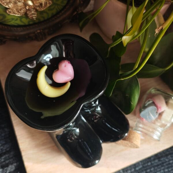 2026/03/1000132523-scaled.jpg Quemador de Esencias "Botas de Bruja" - Pack Wax Melt y Velas