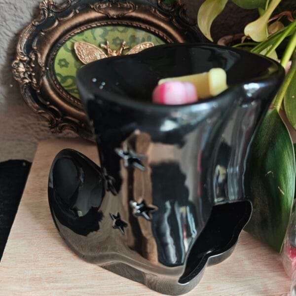 2026/03/1000132525-scaled.jpg Quemador de Esencias "Botas de Bruja" - Pack Wax Melt y Velas