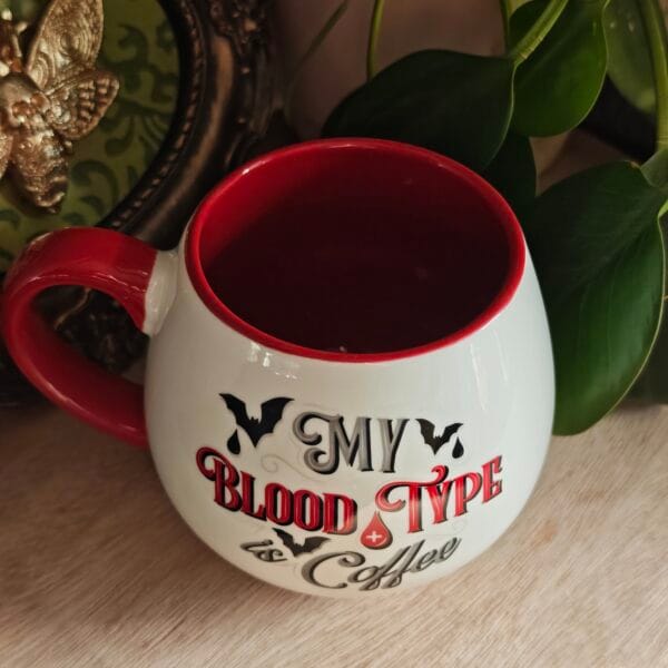 Vela Taza 'My Blood Type is Coffee' – Aroma Vampire Library (Cedro, Incienso y Pimienta) 350ml