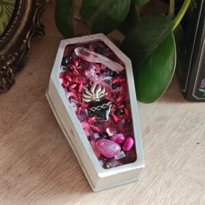 Vela de Soja "Ataúd Gourmand": Manzana Caramelizada y Flores