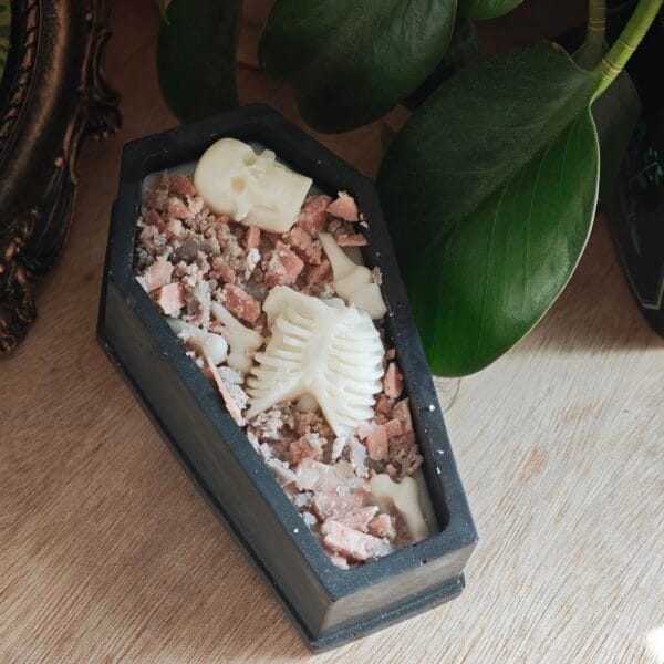 Vela "Descanso Dulce": Ataúd Gótico con Esqueleto y Aroma a Fresa con Nata