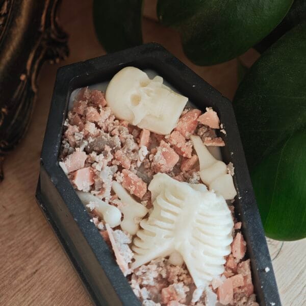 Vela "Descanso Dulce": Ataúd Gótico con Esqueleto y Aroma a Fresa con Nata