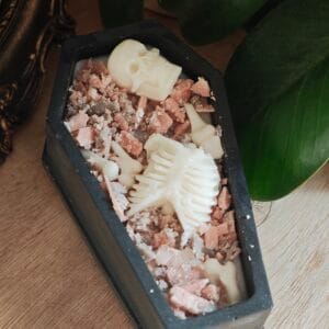 Vela "Descanso Dulce": Ataúd Gótico con Esqueleto y Aroma a Fresa con Nata