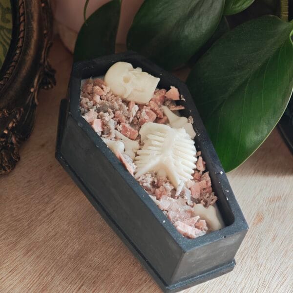 Vela "Descanso Dulce": Ataúd Gótico con Esqueleto y Aroma a Fresa con Nata