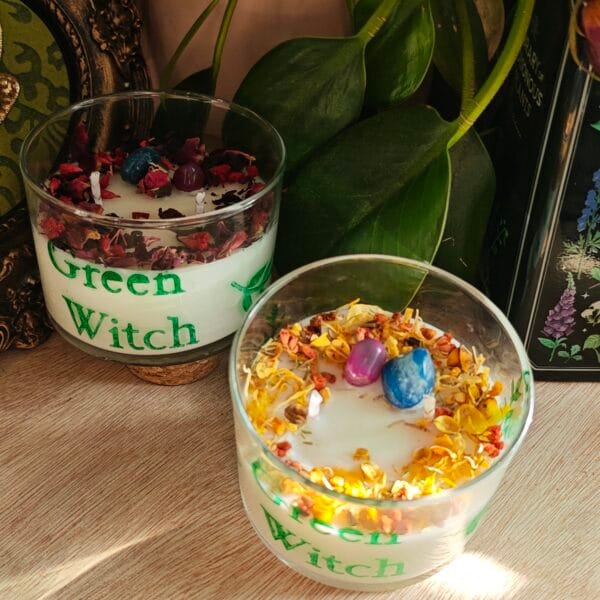 2026/03/1000132671-scaled.jpg Vela Artesanal "Green Witch" – Aroma a Orquídeas y Palo Santo con Minerales Naturales (120ml)