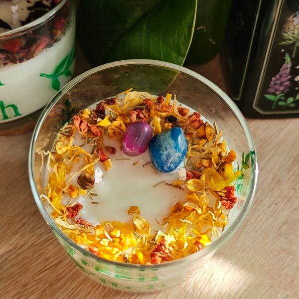 2026/03/1000132673-scaled.jpg Vela Artesanal "Green Witch" – Aroma a Orquídeas y Palo Santo con Minerales Naturales (120ml)