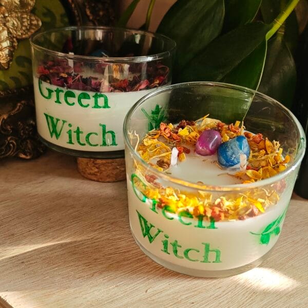 2026/03/1000132674-scaled.jpg Vela Artesanal "Green Witch" – Aroma a Orquídeas y Palo Santo con Minerales Naturales (120ml)