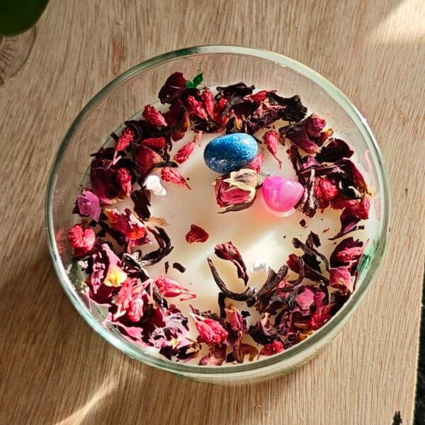 Vela Artesanal Botánica de Jazmín, Violeta y Magnolia con Flores Secas y Minerales Naturales (120ml)