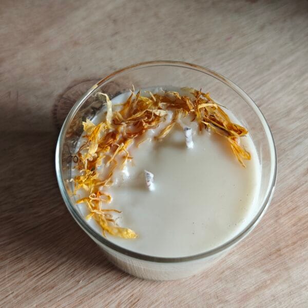 2026/03/1000132808-2-scaled.jpg Vela Artesanal "Luna de Caléndula" – Aroma Exótico a Vanilla Cream, Matcha y Pepino-Coco (120ml)