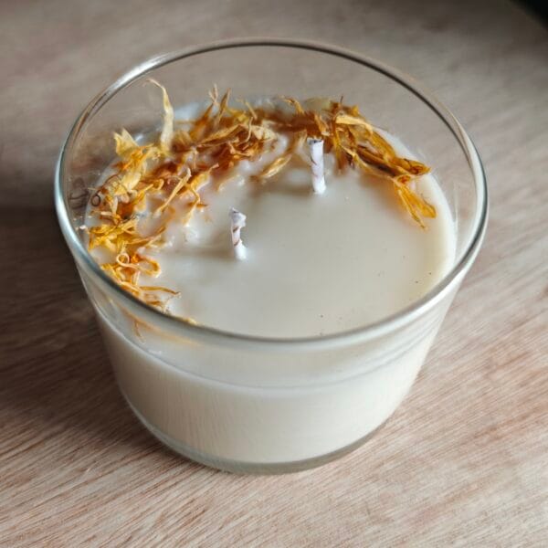 2026/03/1000132810-scaled.jpg Vela Artesanal "Luna de Caléndula" – Aroma Exótico a Vanilla Cream, Matcha y Pepino-Coco (120ml)