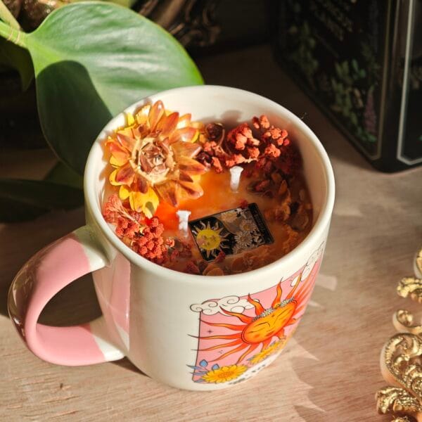Vela Taza Tarot "The Sun" 250ml – Pócima Solar (La Vie est Belle, Granada y Naranja)