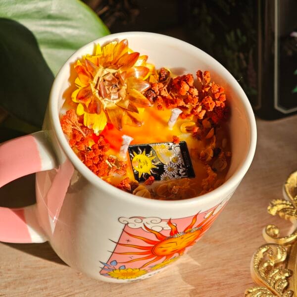 Vela Taza Tarot "The Sun" 250ml – Pócima Solar (La Vie est Belle, Granada y Naranja)