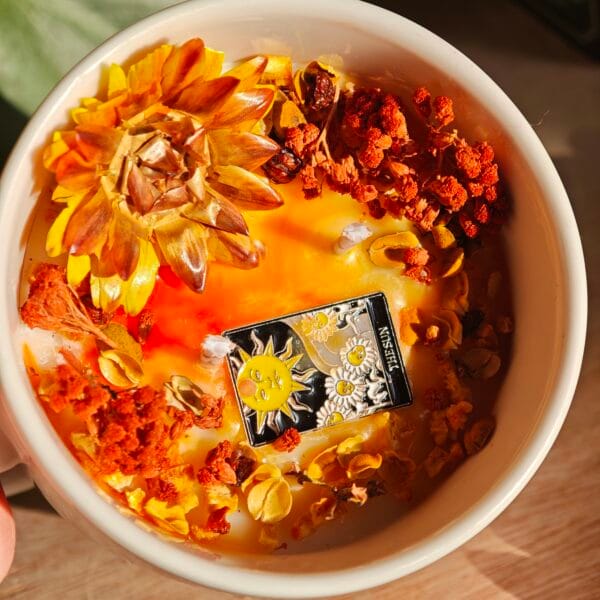 Vela Taza Tarot "The Sun" 250ml – Pócima Solar (La Vie est Belle, Granada y Naranja)