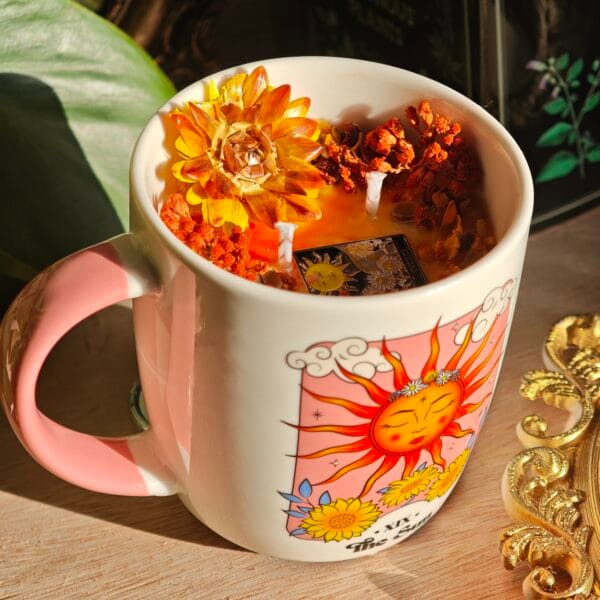Vela Taza Tarot "The Sun" 250ml – Pócima Solar (La Vie est Belle, Granada y Naranja)
