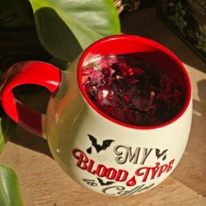 Vela Taza 'My Blood Type is Coffee' – Aroma Vampire Library (Cedro, Incienso y Pimienta) 350ml