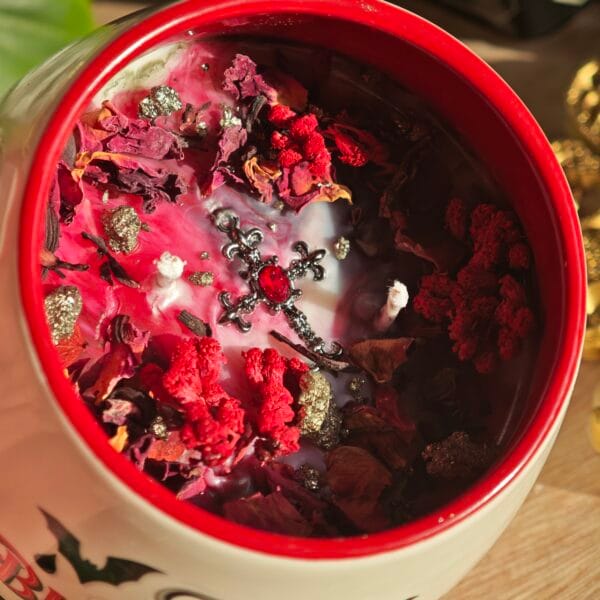 Vela Taza 'My Blood Type is Coffee' – Aroma Vampire Library (Cedro, Incienso y Pimienta) 350ml