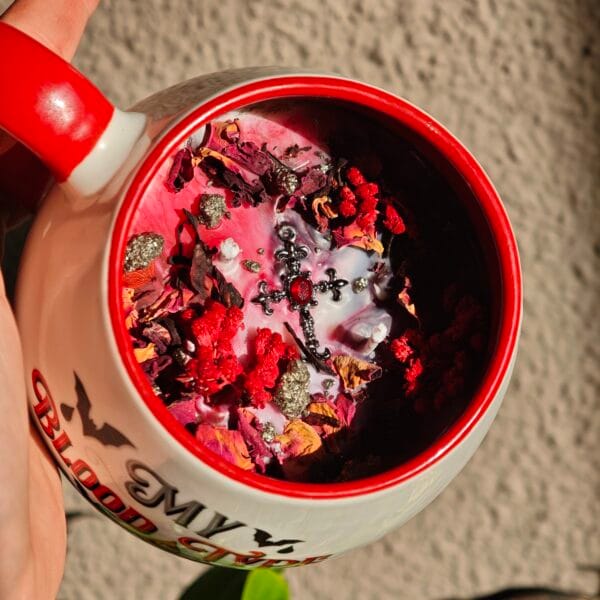 Vela Taza 'My Blood Type is Coffee' – Aroma Vampire Library (Cedro, Incienso y Pimienta) 350ml