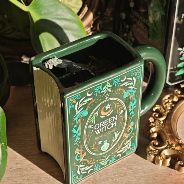 Vela Libro "Green Witch" 300ml – Magia Floral (Jazmín, Rosa, Violeta y Verbena)ucto