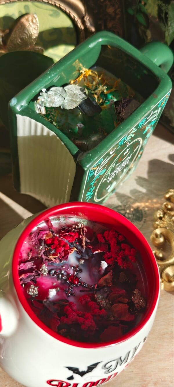 Vela Libro "Green Witch" 300ml – Magia Floral (Jazmín, Rosa, Violeta y Verbena)ucto