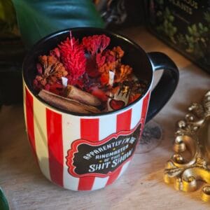 Vela Taza Freak Show – Pócima de Manzana Caramelo, Regaliz y Fresa (250ml)