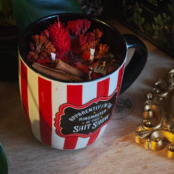 Vela Taza Freak Show – Pócima de Manzana Caramelo, Regaliz y Fresa (250ml)