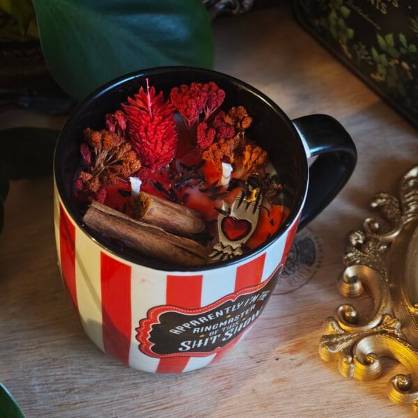 Vela Taza Freak Show – Pócima de Manzana Caramelo, Regaliz y Fresa (250ml)