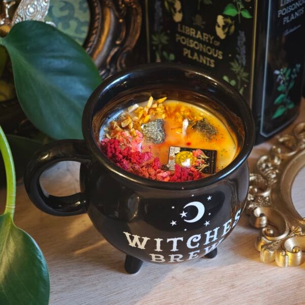 2026/03/1000132912-scaled.jpg Vela Artesanal en Caldero – Aroma Polvorón, Manzana y Mango