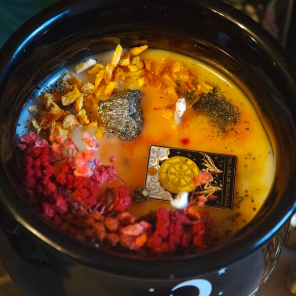 2026/03/1000132914-scaled.jpg Vela Artesanal en Caldero – Aroma Polvorón, Manzana y Mango