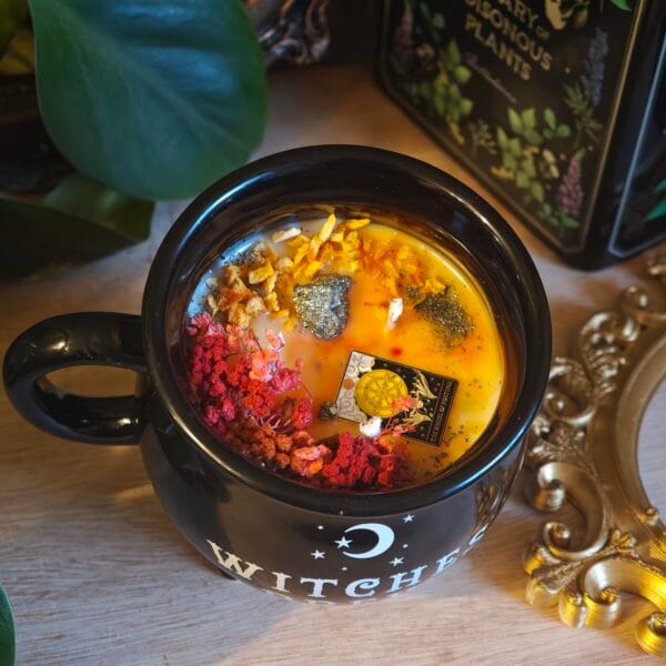 2026/03/1000132916-scaled.jpg Vela Artesanal en Caldero – Aroma Polvorón, Manzana y Mango