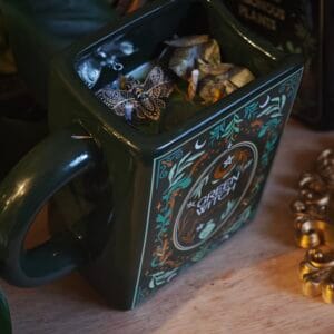 Vela Libro 'Green Witch' – Santuario Botánico (Eucalipto, Menta y Cedro)