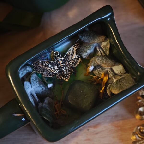 2026/03/1000132927-scaled.jpg Vela Libro 'Green Witch' – Santuario Botánico (Eucalipto, Menta y Cedro)