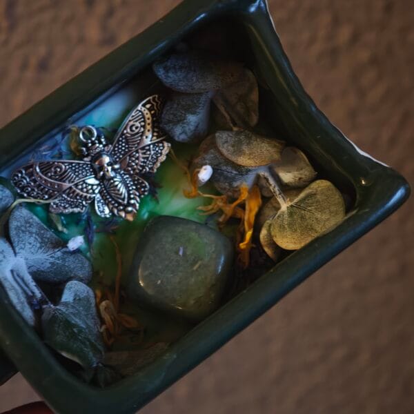 2026/03/1000132928-scaled.jpg Vela Libro 'Green Witch' – Santuario Botánico (Eucalipto, Menta y Cedro)