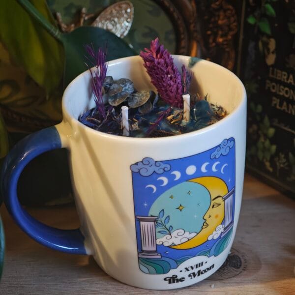 Vela Taza Tarot "The Moon" 250ml– Pócima Nocturna (Violeta, Frozen, Eucalipto y Pepper)
