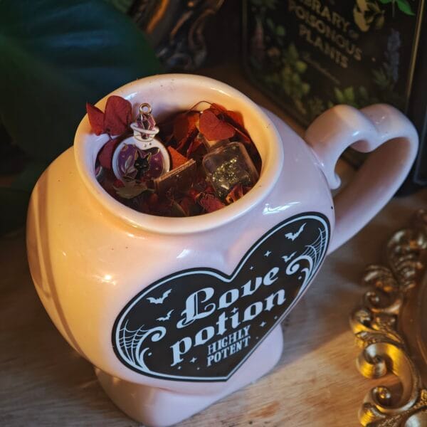 Vela "Love Potion" 300ml: Leche Caliente, Polvorón y Violetas