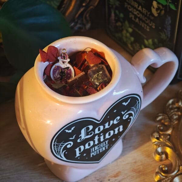 Vela "Love Potion" 300ml: Leche Caliente, Polvorón y Violetas