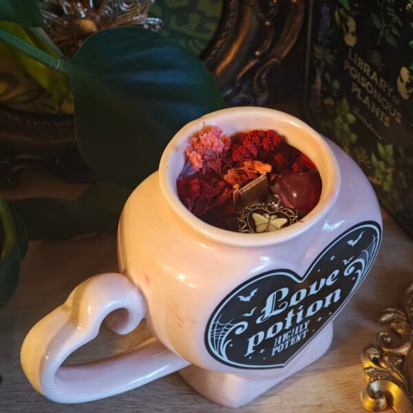 2026/03/1000132941-scaled.jpg Vela de Soja "Love Potion" 300ml: Violeta, leche caliente y Vainilla