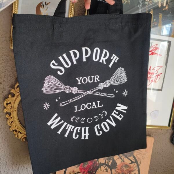 Tote Bag Gótica "Support Your Local Witch Coven" - Bolso Negro de Brujas - Mezcla de Polialgodón Resistente (70x35 cm)