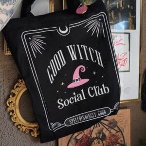 Tote Bag "Good Witch Social Club" con Pin Esmaltado - Bolso Gótico Rosa y Negro - Lona de Poliéster (69x34 cm)