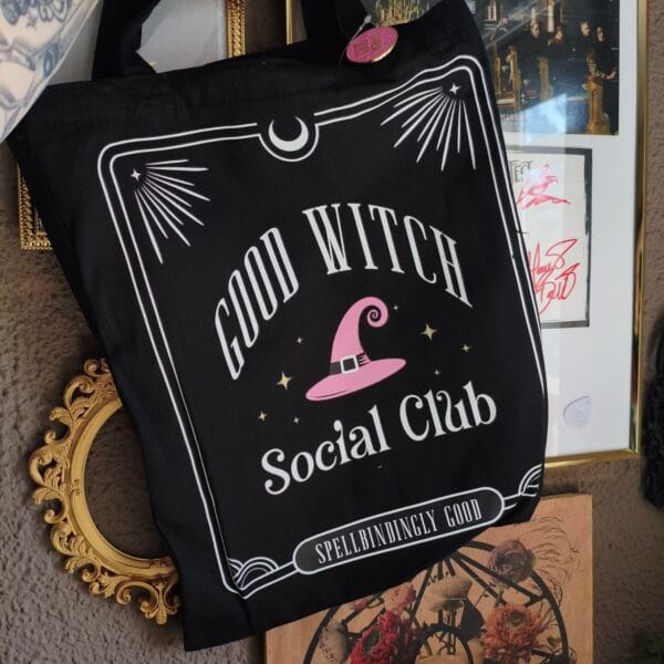 Tote Bag "Good Witch Social Club" con Pin Esmaltado - Bolso Gótico Rosa y Negro - Lona de Poliéster (69x34 cm)