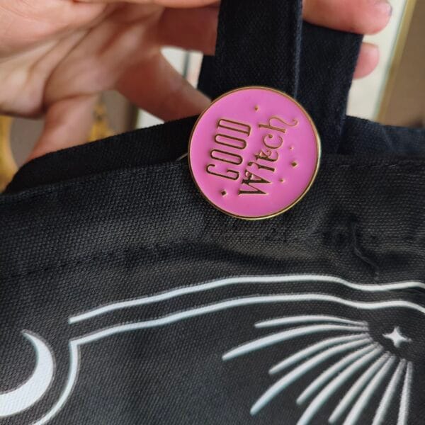 Tote Bag "Good Witch Social Club" con Pin Esmaltado - Bolso Gótico Rosa y Negro - Lona de Poliéster (69x34 cm)