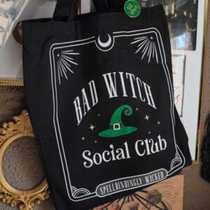 Tote Bag "Bad Witch Social Club" con Pin Esmaltado Verde - Bolso Gótico y Alternativo - Mezcla Resistente (69x34 cm)