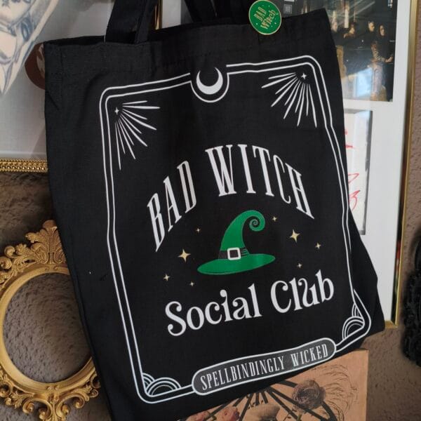 Tote Bag "Bad Witch Social Club" con Pin Esmaltado Verde - Bolso Gótico y Alternativo - Mezcla Resistente (69x34 cm)