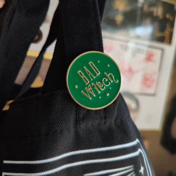 Tote Bag "Bad Witch Social Club" con Pin Esmaltado Verde - Bolso Gótico y Alternativo - Mezcla Resistente (69x34 cm)