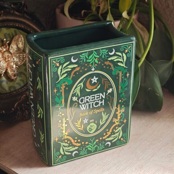 2026/04/1000132603-scaled.jpg Jarrón Grimorio "Green Witch" - Cerámica Decorativa Estilo Libro (13.5 cm)