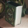 2026/04/1000132604-scaled.jpg Jarrón Grimorio "Green Witch" - Cerámica Decorativa Estilo Libro (13.5 cm)