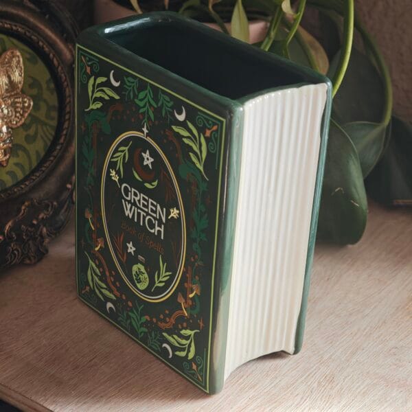 2026/04/1000132604-scaled.jpg Jarrón Grimorio "Green Witch" - Cerámica Decorativa Estilo Libro (13.5 cm)